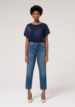 Carica l'immagine nel visualizzatore di Gallery, JEANS MOM FIT CARROT IN DENIM CON LAVAGGIO SCURO
