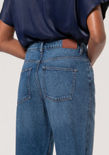 Carica l'immagine nel visualizzatore di Gallery, JEANS MOM FIT CARROT IN DENIM CON LAVAGGIO SCURO
