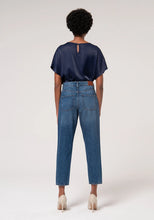 Carica l'immagine nel visualizzatore di Gallery, JEANS MOM FIT CARROT IN DENIM CON LAVAGGIO SCURO
